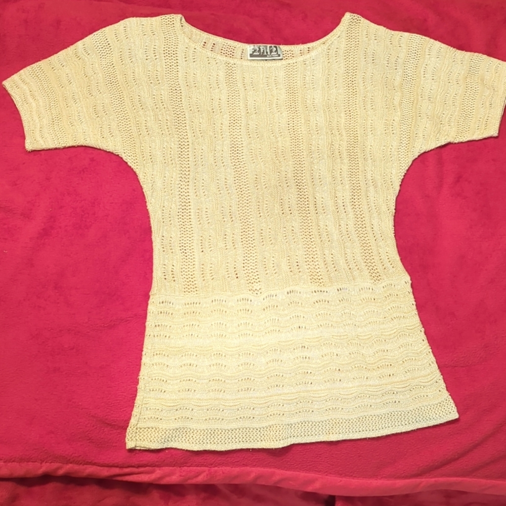 2 1 2 NEW YORK, VERY FLATTERING OFF WHITE OPEN  KNIT TOP, SEE MEASUREMENTS